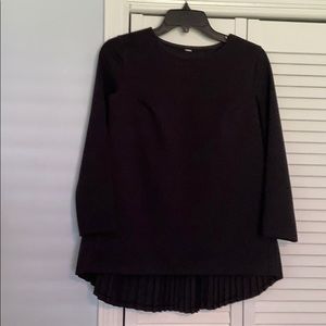 Pleated black Lulu Lemon swing top